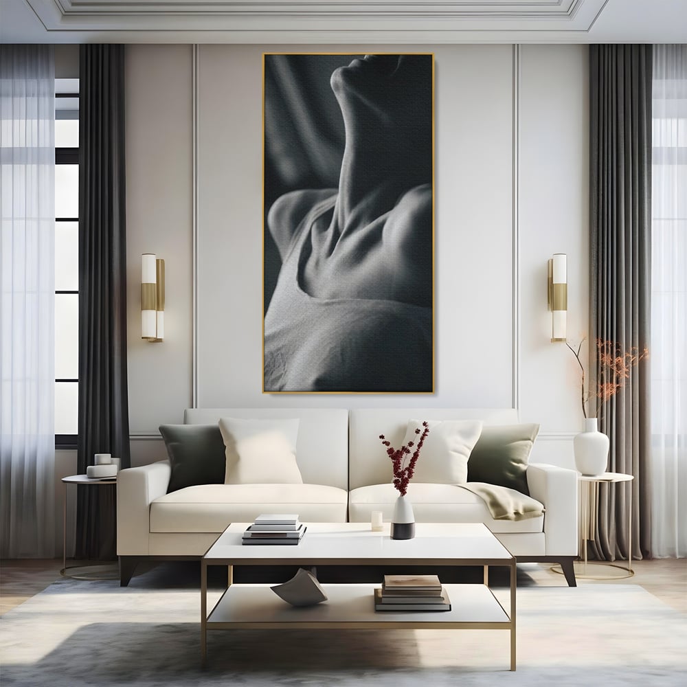 Tablou canvas cu fotografie alb-negru cu gatul arcuit al unei femei, in rama de aluminiu auriu, pe perete intr-un living